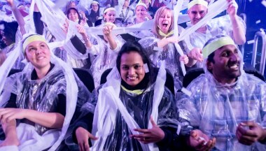 Espectadores en ponchos en un espectáculo  de Blue Man Group